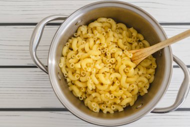 Tencerede makarna pişirdim. Makarnayı bir tencerede yakın planda pişirirsin.