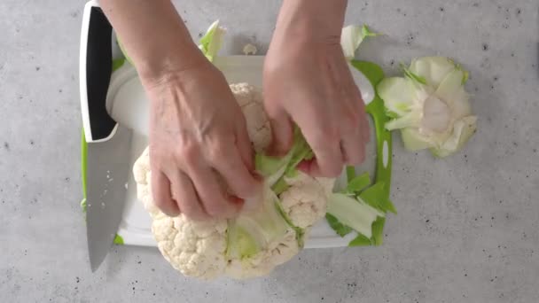 Kocken Delade Blomkål Blommor Matlagningsprocessen Ovanifrån — Stockvideo