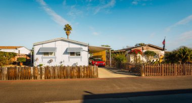 Mobil ev parkı, Kaliforniya 'da küçük bir sahil kasabasında yaş sınırlaması (55 +). Mimarlık, yaşam tarzı, sokak manzarası