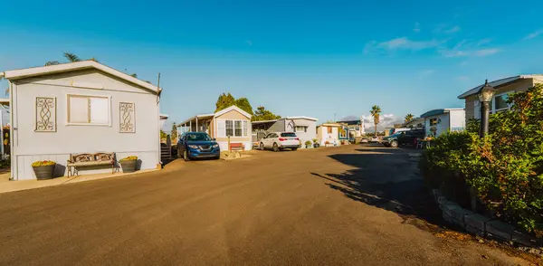 Mobil ev parkı. California 'da bir yerde küçük bir kasabada bir dizi konut parkı evi. Yaşam tarzı, mimari, sokak manzarası