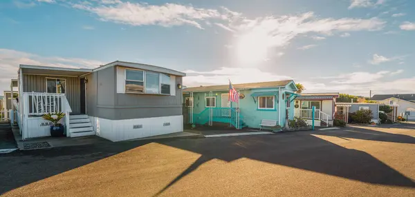 Mobil ev parkı. California 'da bir yerde küçük bir kasabada bir dizi konut parkı evi. Yaşam tarzı, mimari, sokak manzarası