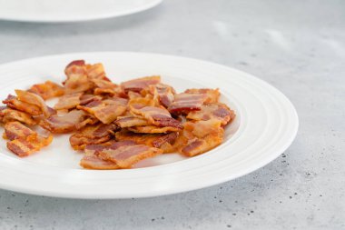 Mutfak masasında yakın plan domuz pastırması.