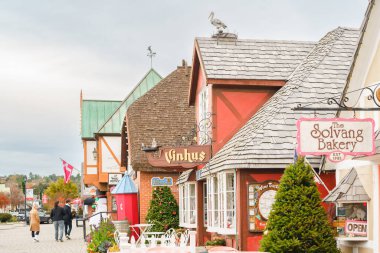 Solvang, California, ABD - 8 Aralık 2022 Ana Cadde 'deki Solvang Fırını. Mimarlık, sokak manzarası, geleneksel Danimarka tarzı, Kaliforniya 'da küçük Danimarka