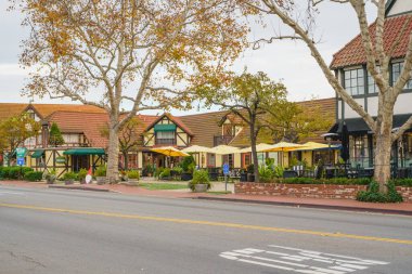 Solvang, California, ABD - 8 Aralık 2022 Solvang, Güney Kaliforniya 'nın Santa Ynez Vadisi' ndeki şehir geleneksel Danimarka tarzı mimarisi ile tanınıyor