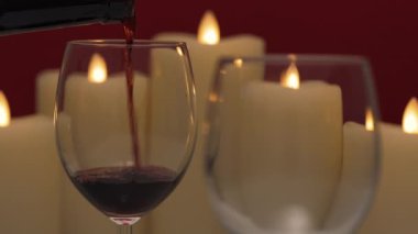 Mum ışığında kırmızı şarap. Yüksek kalite 4k görüntü