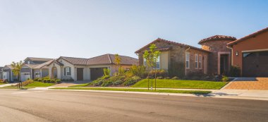 Kaliforniya 'da küçük bir kasabada boş bir caddede lüks evler.