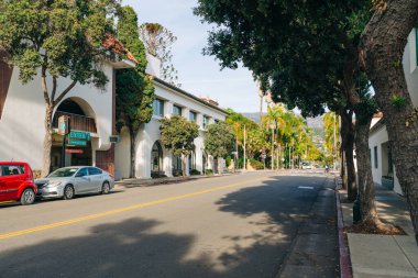 Santa Barbara, Kaliforniya, ABD - 10 Aralık 2023. Santa Barbara şehir merkezi, sokak manzaralı. Mimarlık, manzara, trafik, şehir hayatı