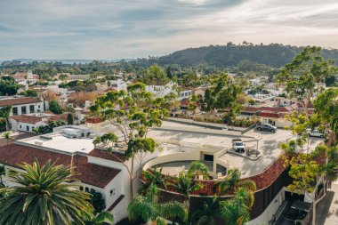 Santa Barbara, Kaliforniya, ABD - 10 Aralık 2023. Santa Barbara şehir merkezi, hava manzaralı. Mimarlık, manzara, trafik