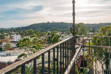 Santa Barbara şehir merkezi, hava manzaralı. Mimarlık, manzara, trafik