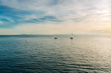 Pasifik Okyanusu gün batımı. Sessiz su ve güzel bulutlu bir gökyüzü.