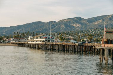 Stearns Wharf, Santa Barbara limanında bir rıhtım. Ziyaretçiler rıhtımda dolaşabilir ve liman manzarasının tadını çıkarabilir.