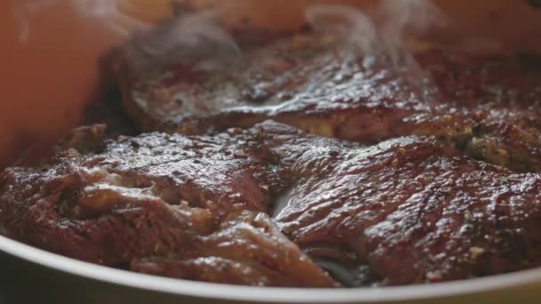 Hovězí Steak Syčí Rozpálené Pánvi Detailní Záběr Kulinářské Dokonalosti Sporáku — Stock video