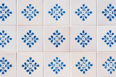 Küçük süs eşyalarıyla seramik kare fayanslar. Eski fayanslar soyut desen, arkaplan