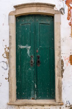 Yeşile boyanmış antik ahşap kapı.