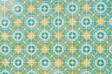 Küçük süs eşyalarıyla seramik kare fayanslar. Eski fayanslar soyut desen, arkaplan