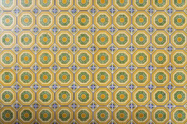 Küçük süs eşyalarıyla seramik kare fayanslar. Eski fayanslar soyut desen, arkaplan