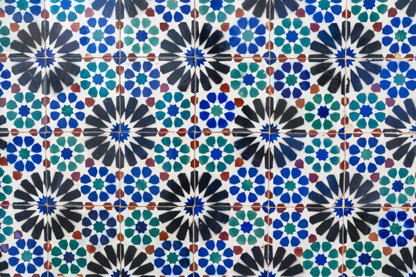 Керамическая квадратная плитка с небольшими декоративными мозаичными деталями. Старая плитка абстрактный шаблон, фон