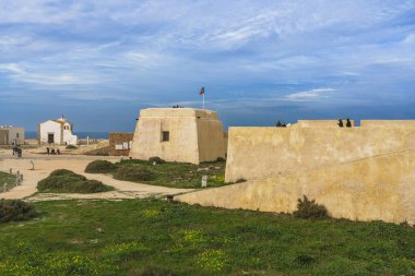 Sagres, Portekiz - 29 Aralık 2023. Cabo de Sao Vicente, Sagres 'in önemli stratejik limanını koruyan San Antonio de Beliche Kalesi' nin kalıntıları.