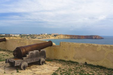 Portekiz 'deki Sagres kalesinde toplar. Sagres Kalesi (Fortaleza de Sagres), Algarve bölgesi