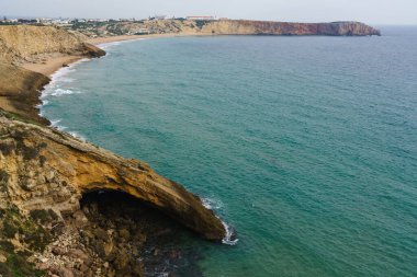 Kayalık kayalıkların ve arka planda açık gökyüzü olan Atlantik okyanusunun muhteşem manzarası.