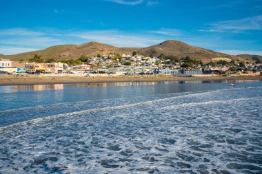 Cayucos Eyalet Plajı Kaliforniya 'nın merkez kıyısındaki Cayucos kasabasının rıhtımında.