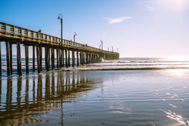Uzun bir ahşap iskele ve Pasifik Okyanusu. Cayucos, Kaliforniya