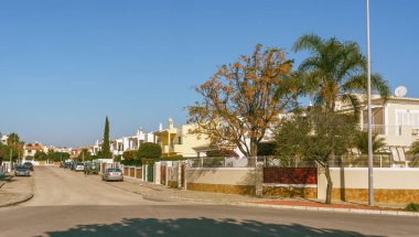 Lagos, Algarve, Portekiz - 30 Aralık 2023. Sokakta sıra sıra dizilmiş apartman daireleri. Lagos, Algarve, güneşli bir günde sokak manzarası