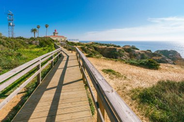 Lagos, Algarve, Portekiz 'deki uçurumlar boyunca tahta kaldırım.