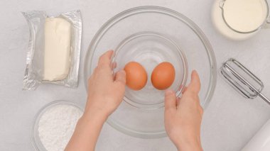 Krem peynir, yumurta, krem şanti, pudra şekeri, pişirme süreci, kadın eli gibi taze malzemeler.