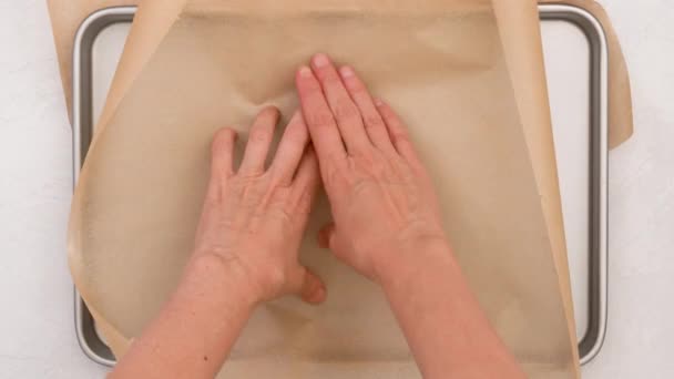 Kvinnors Händer Försiktigt Placera Pergament Papper Bakplåt Närbild Bakning Process — Stockvideo