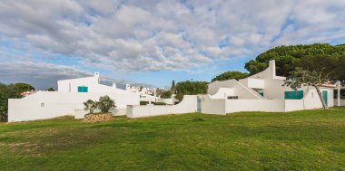 Huzurlu bir turizm beldesi olan Algarve, Portekiz 'de yemyeşil çimlerle çevrili büyüleyici beyaz kulübelerin yer aldığı hoş manzaralar.