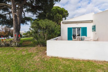 Bir grup el değmemiş kır evi yemyeşil ortamda yuva yapmış. Resimli bir turizm beldesinde huzurlu bir tatil ortamı yaratıyor..