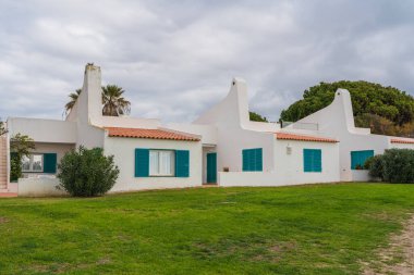 Huzurlu bir turizm merkezi olan Algarve, Portekiz 'de yemyeşil ile çevrili büyüleyici kulübeler.