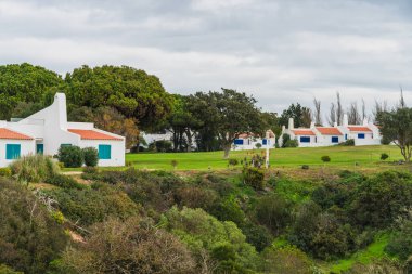 Huzurlu bir turizm beldesi olan Algarve, Portekiz 'de yemyeşil çimlerle çevrili büyüleyici beyaz kulübelerin yer aldığı hoş manzaralar.