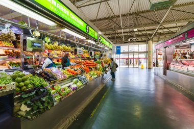 İspanya - 11 Ocak 2024. Canlı sebzeler, etler, meyveler, balıklar ve fıstıklarla dolu bir pazar.