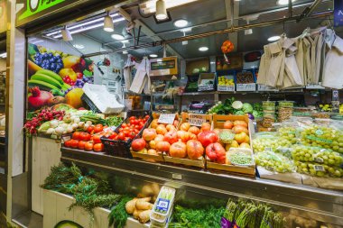 Huelva, İspanya - 11 Ocak 2024. Canlı sebzeler, etler, meyveler, balıklar ve fıstıklarla dolu bir pazar.