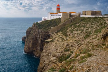 Cape St. Vincent, Avrupa kıtasının en güneybatı noktası. Pelerin Portekiz 'in güneyindeki Sagres, Algarve kasabasının 6 km batısında yer almaktadır.