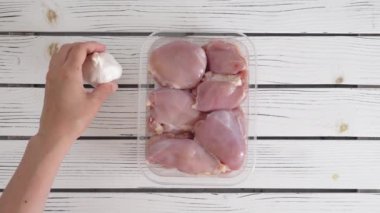 Şefin salamura tavuk butları, soya sosu, zerdeçal, karabiber, baharat ve taze sarımsak. Yemek pişirme süreci, malzemeler yakın çekim.