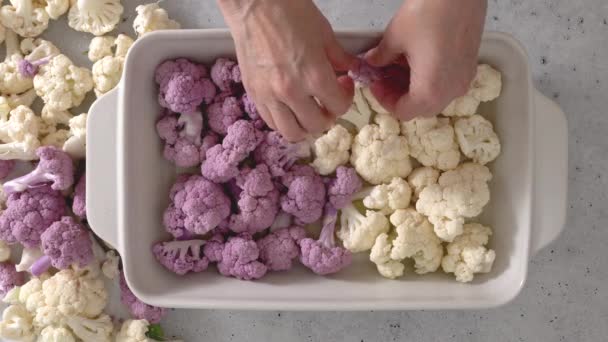 Karnabahar Çiçekleri Beyaz Mor Açık Gri Taş Arka Planda Pişirme — Stok video