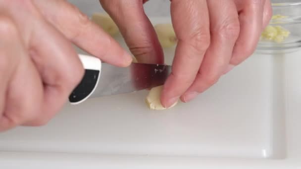 Chef Cortando Alho Uma Tábua Corte Plástico Branco Vista Perto — Vídeo de Stock