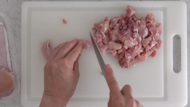 Γυναίκα Κόβει Ωμά Μπούτια Κοτόπουλου Χωρίς Κόκαλα Κύβους Μαριναρισμένο Φιλέτο — Αρχείο Βίντεο