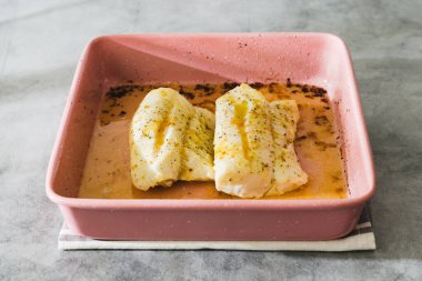 Fırından yeni çıkmış tavaya sarımsak soslu fırınlanmış morina filetosu.