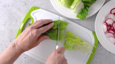 Bahar salatası tarifi. Marul, ıspanak ve turpu karıştırıyorum. Yakın çekim hazırlık süreci, tarif