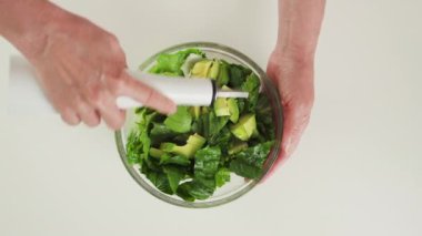 Marul, taze avokado, kereviz ve limonlu zeytinyağı soslu salata tarifi. Malzemeler mutfak masasına yakın çekim, düz yatış