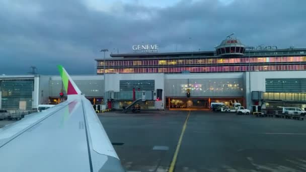 Genève Suisse Janvier 2024 Lumière Soir Tombe Sur Aéroport Genève — Video