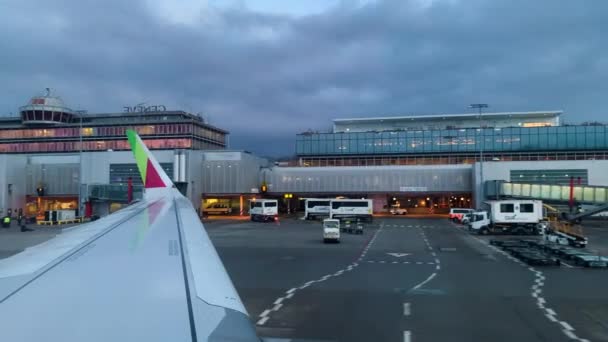 Женева Швейцарія Січня 2024 Року Вечірнє Світло Падає Женевський Аеропорт — стокове відео