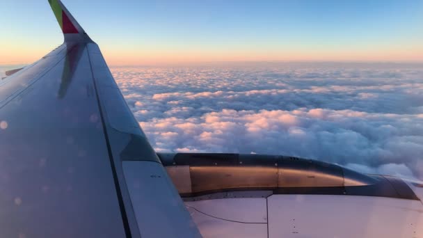 Zonsondergang Tinten Baden Wolken Gezien Vanuit Een Vliegtuigen Vleugel — Stockvideo