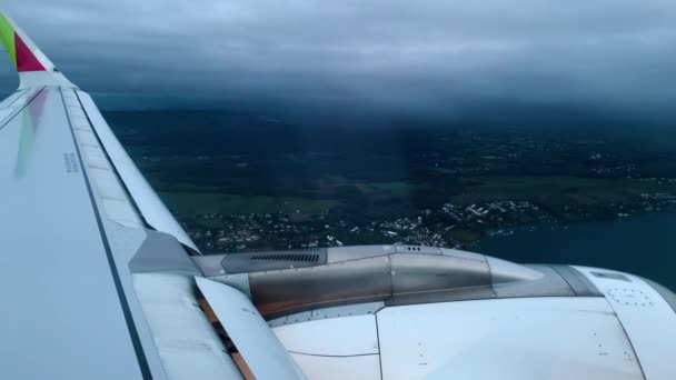 Céus Tempestuosos Pairam Volta Asa Avião Voo Chuveiros Chuva Alta — Vídeo de Stock