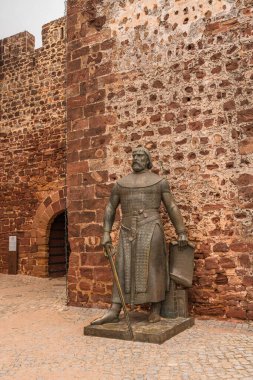 Alfonso III 'ün bronz heykeli Portekiz' deki Silves Kalesi 'nin girişinde nöbet tutuyor. Silves, Portekiz, 3 Ocak 2024