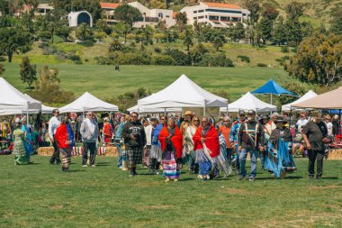 Malibu, California 'da. 6 Nisan 2024. Chumash Günü Pow Wow ve kabileler arası toplantı. Malibu Bluffs Parkı, geleneksel Chumash Günü 'ne ev sahipliği yaptığı 24 yılı kutluyor..